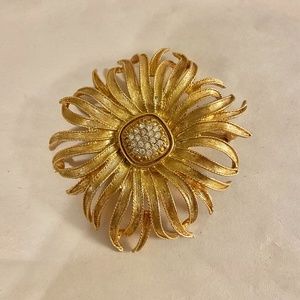 Vintage flower Brooch Gold